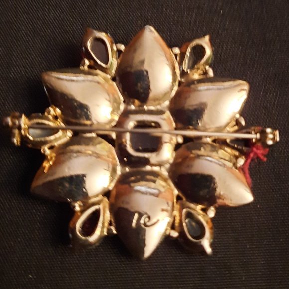 Brooch, Glass Stone Flower Set in Gold-tone Metal - Picture 2 of 2